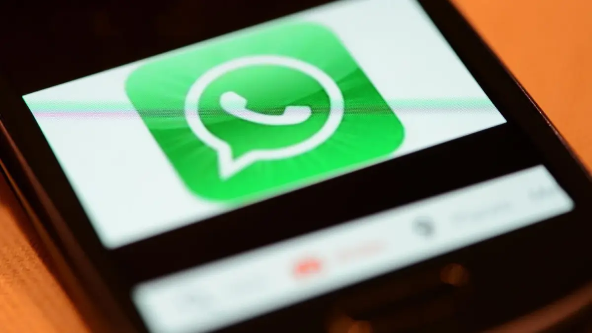 Betroffen von den Whats-App-Problemen sind Nutzer auf der ganzen Welt.
ILLUSTRATION - Das Logo vom Messaging-Dienst WhatsApp wird am 09.04.2013 in Berlin auf einem Smartphone angezeigt. Der Dienst will sich auf Dauer nicht über Werbung finanzieren. Foto: Jens Kalaene/dpa (zu dpa «WhatsApp-Gründer: Wir wollen keine Finanzierung über Werbung» vom 20.01.2014) +++(c) dpa - Bildfunk+++
