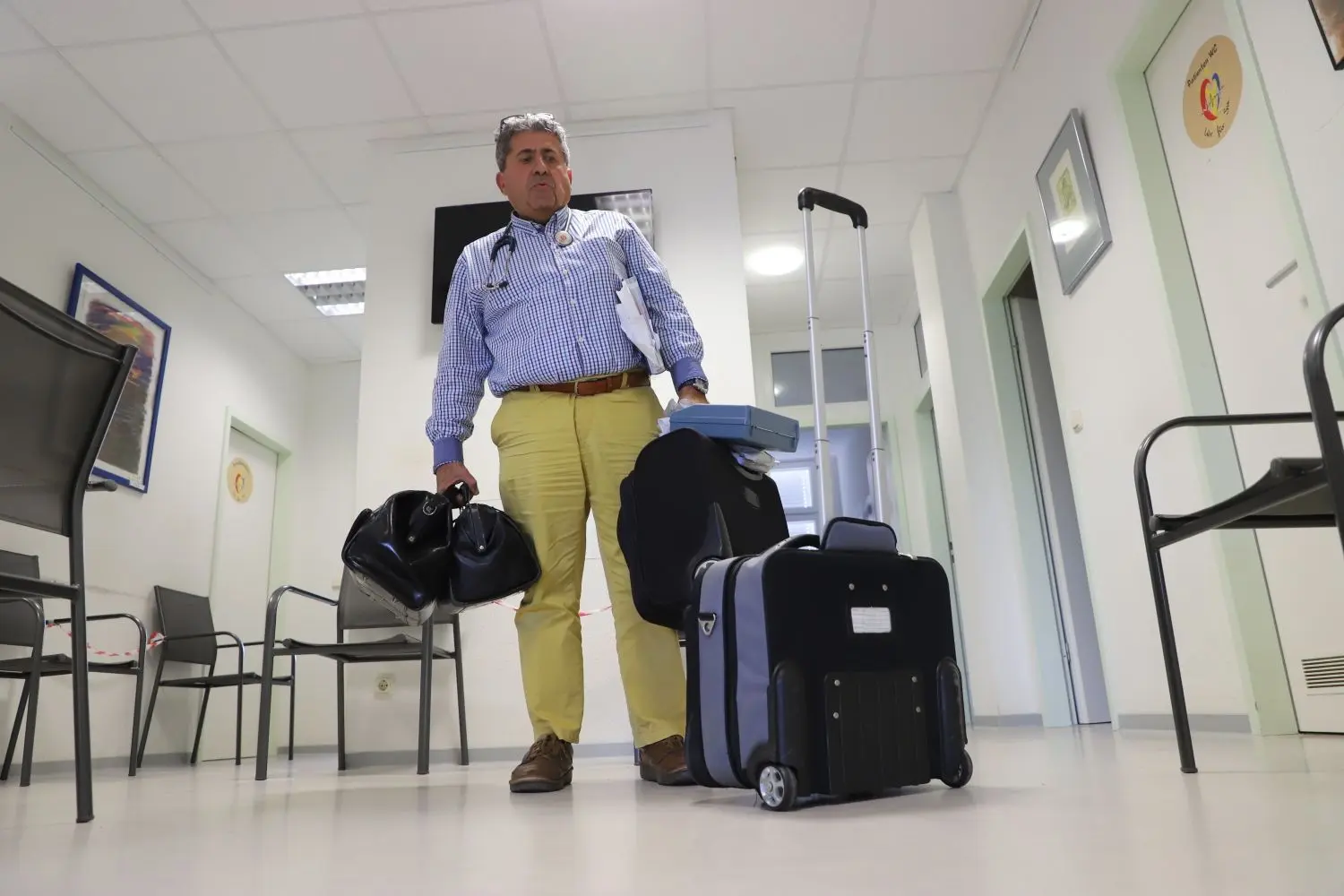 Schwer zu schleppen: Mit so viel Gepäck fährt Dr. Amin Ballouz als Arzt übers Land und fordert deshalb einen Parkplatz in Praxisnähe.