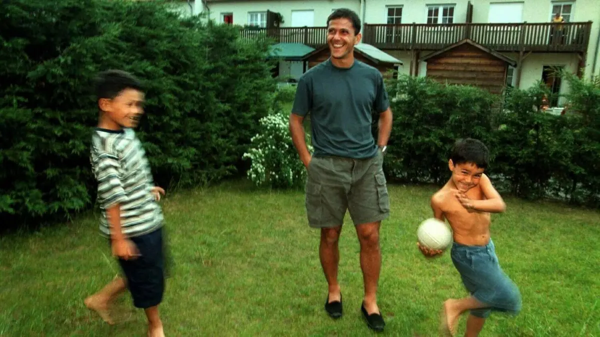 Stimmungskanone Leonardo Bittencourt (rechts): Wie die meisten anderen Energie-Profis wohnten auch die Bittencourts in Cottbus-Sielow.
Franklin Bittencourt, der brasilianische Fußballspieler vom FC Energie Cottbus, mit seiner Familie, vorn die Kinder Leonardo und Gabriel, in der Wohnsiedlung Cottbus / Silo, wo sie in einem Haus zur Miete wohnen, die meisten ausländischen Spieler wohnen in der Nachbarschaft, DEU, Cottbus, 09.05.2000;
Franklin Bittencourt Court the Brazilian Football players of FC Energy Cottbus with his Family front The Children Leonardo and Gabriel in the Neighbourhood Cottbus Silo where Them in a House to Rent live The most foreign Players live in the Neighbourhood DEU Cottbus 09 05 2000
