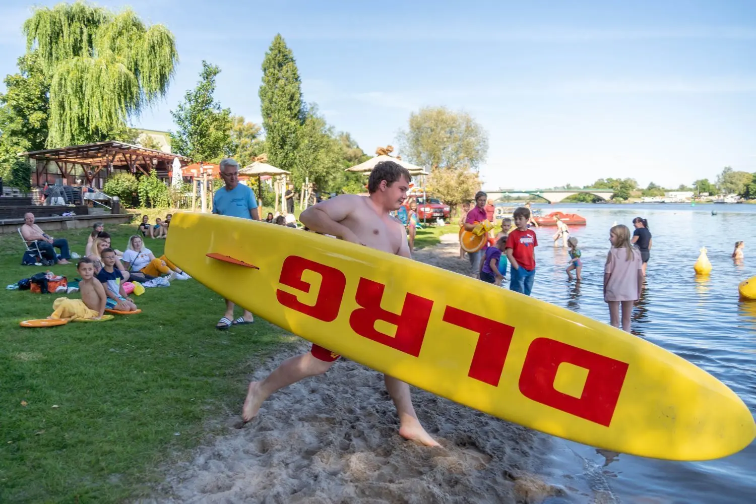 Schwedt, 31.07.2020, Der Verein der Flussbadestelle Nationalparkstadt Schwedt und die Ortsgruppe der DLRG aus der Uckermark hatten zu einem Seminar zum Thema sicheres Baden für Kinder und Erwachsene sowie zu einer Vorführung ihrer Rettungsmittel eingeladen.