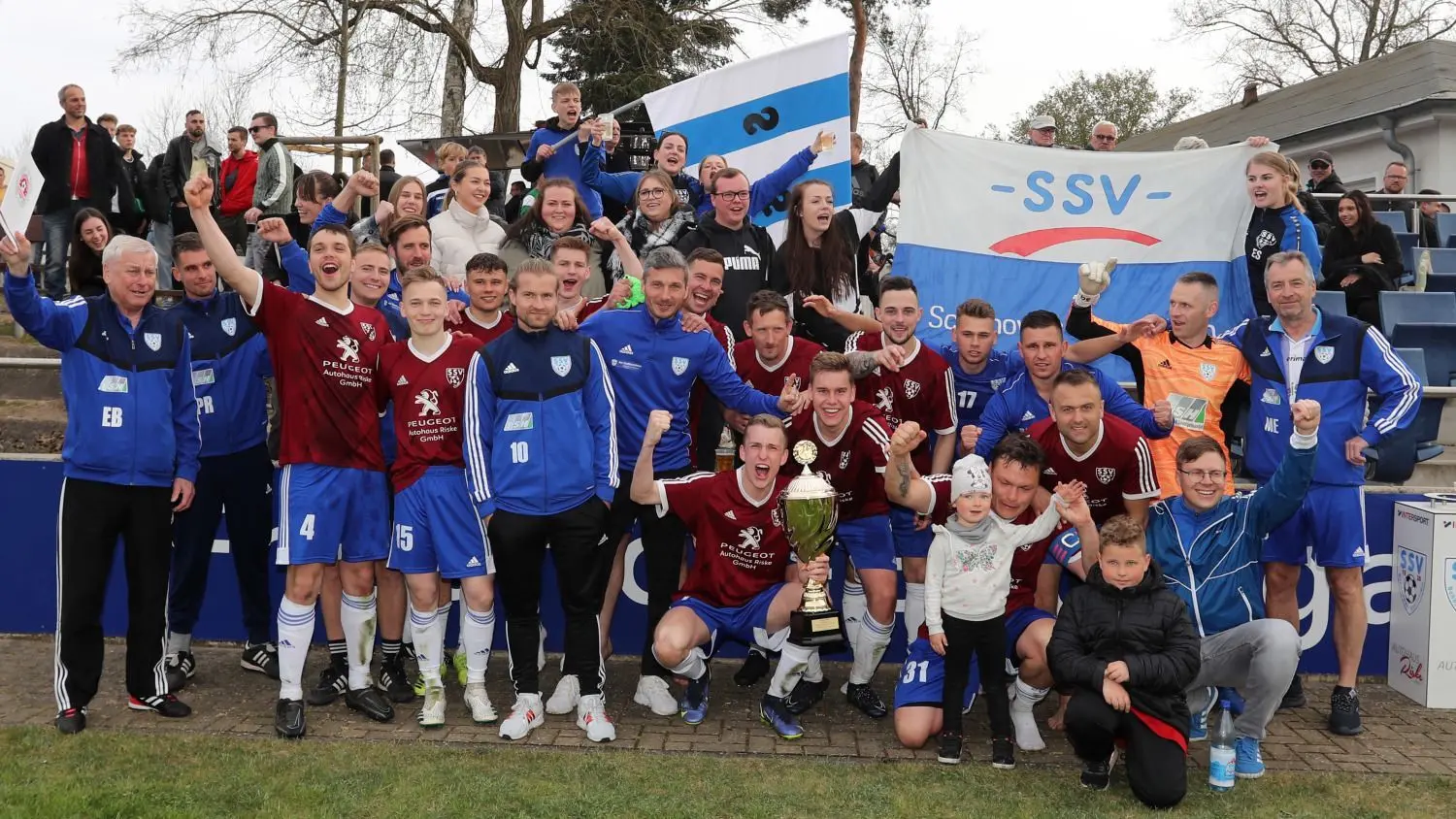 So sehen Sieger aus: Der Schönower gewann den Oberen Lübzer Kreispokal gegen Blau-Weiß Gartz mit 3:2.