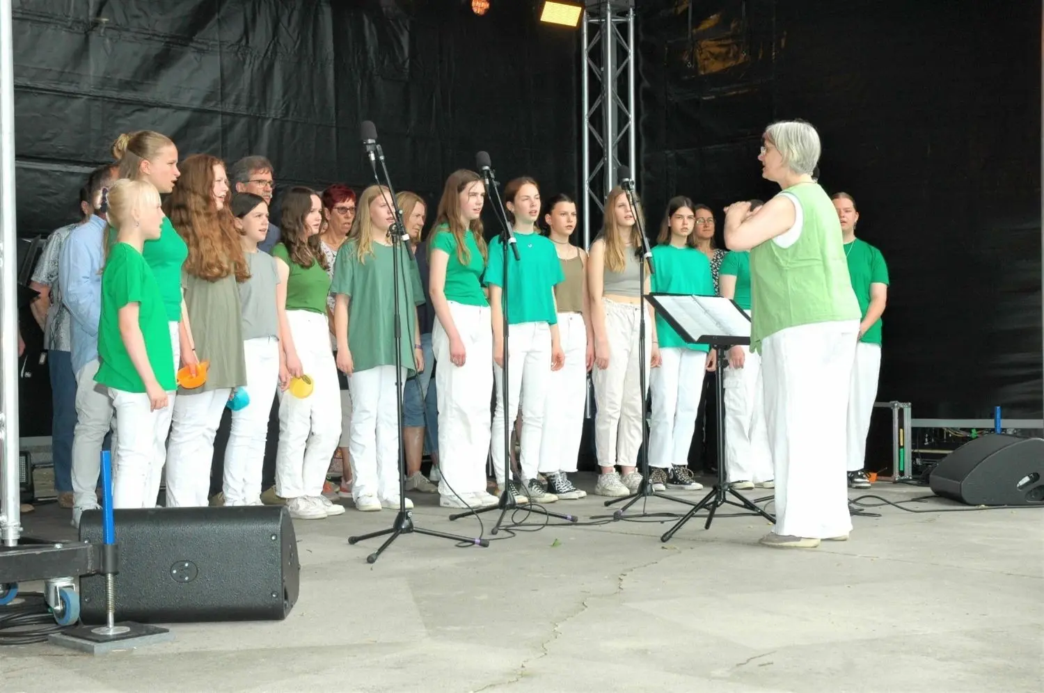Auftritt beim Sommerfest des Stadtteilverein Finows: Die Chöre Aves Cantates und Finix, geleitet von Christine Arnold,begeistern auf dem Festplatz am Schwanenteich.