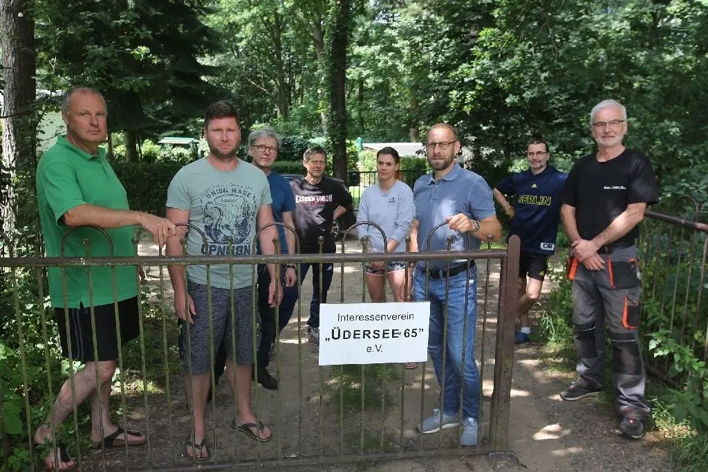 Grubenfrust in der Schorfheide: Datschennutzer der Anlage vom Interessenverein Üdersee 65 – darunter Hasko Kaphengst (vorn v. l.), Christopher Nußbaum, Dirk Stobe und Lutz Nußbaum – beklagen ZWA-Probleme. Ihr Abwasser wird nicht wie besprochen abgefahren.
