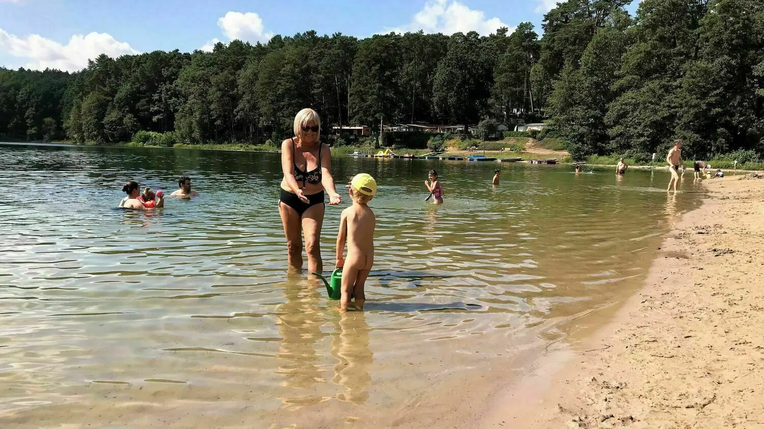 Abkühlung im Wasser: Zum Campingplatz am Schervenzsee gehört auch eine Badestelle mit einem sauberen Strand.