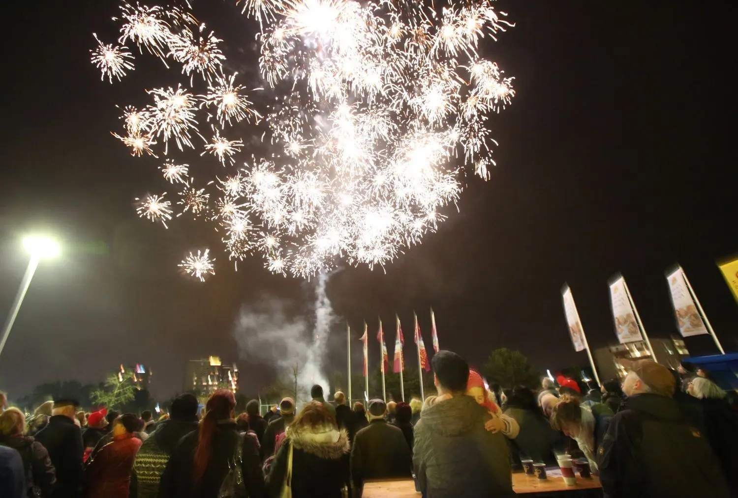 Fällt dieses Mal aus: eine Feuerwerksvorführung wie hier vor zwei Jahren Mitte Dezember auf dem Parkplatz vor dem Toom-Baumarkt und Marktkauf. In diesem Rahmen hatten die großen Discounter dem Publikum ihr Silvester-Sortiment präsentiert.