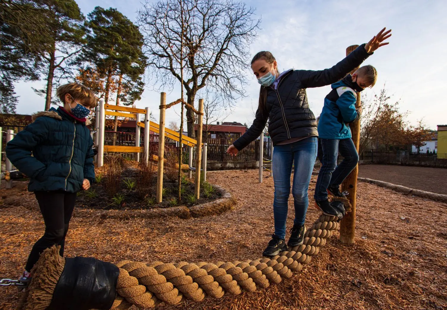 Schülerinnen und Schüler der Ahorn Grundschule in Hohen Neuendorf erkunden ihren neuen Kletterparcours.