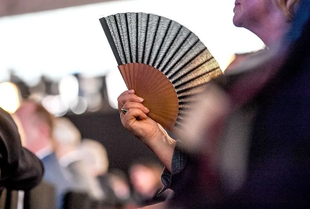 Luft zufächern in einer aufgeheizten Zeit: Hand einer Besucherin bei den Salzburger Festspielen