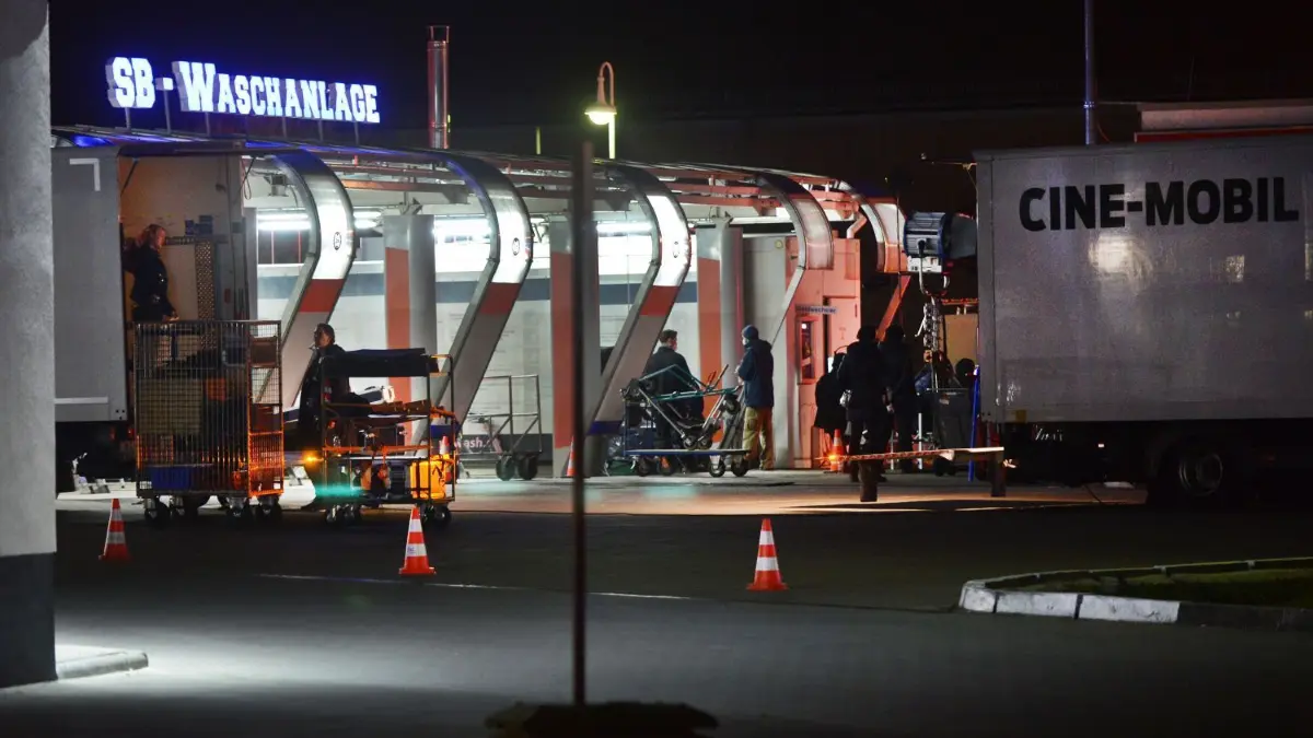 Ein Filmteam nimmt seit Mittwochabend die Freie Tankstelle in Bernau in Beschlag. Auch in der Nacht zu Freitag wird dort gedreht.
Vorbereitung für Dreharbeiten an der Waschanlage an der Freien Tankstelle in Bernau. am 03.03.2021.