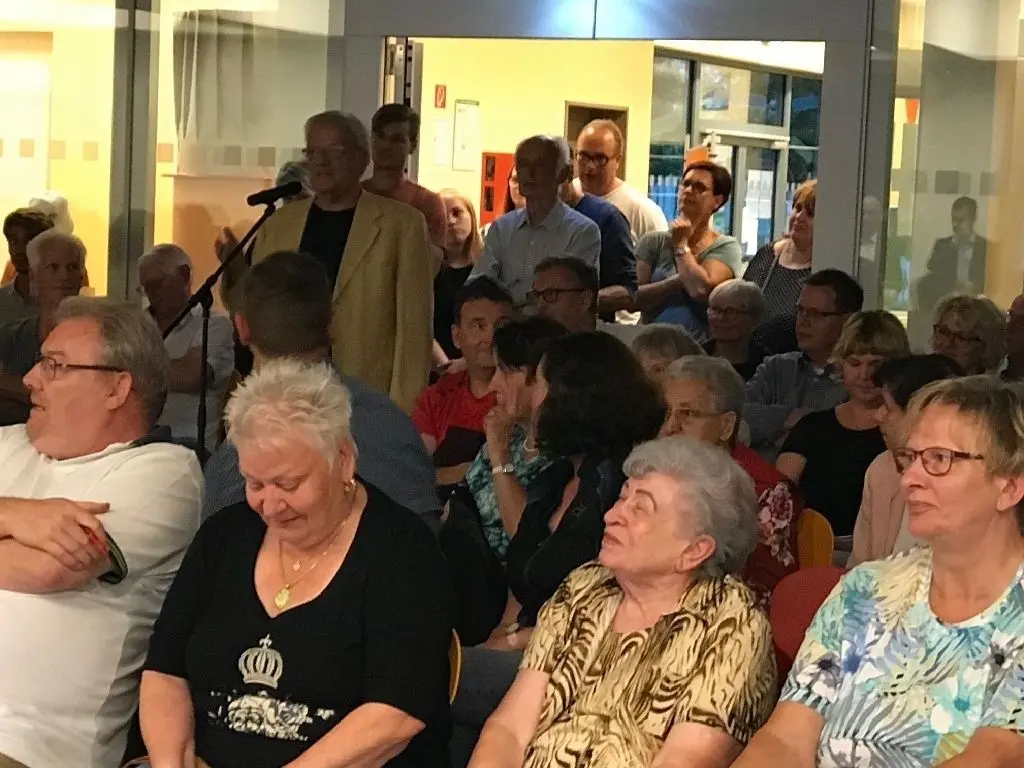 Viele haben Fragen an die Kandidaten: Heinz Finger (vorn, am Mikro) brannten gleich mehrere Dinge unter den Nägeln.