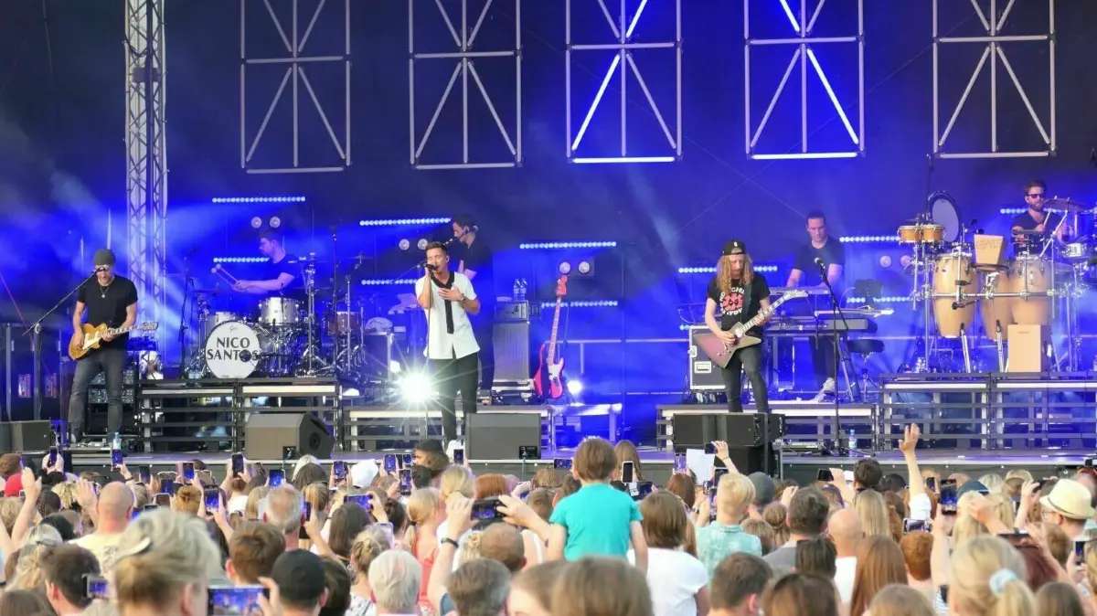 Nico Santos sang am Sonnabend vor 2200 Fans in Hohen Neuendorf.
Nico Santos am 18. Juni 2022 in Hohen Neuendorf Pop Musik Konzert Stadt Rathausplatz Foto: Stadtverwaltung Daniel Dinse