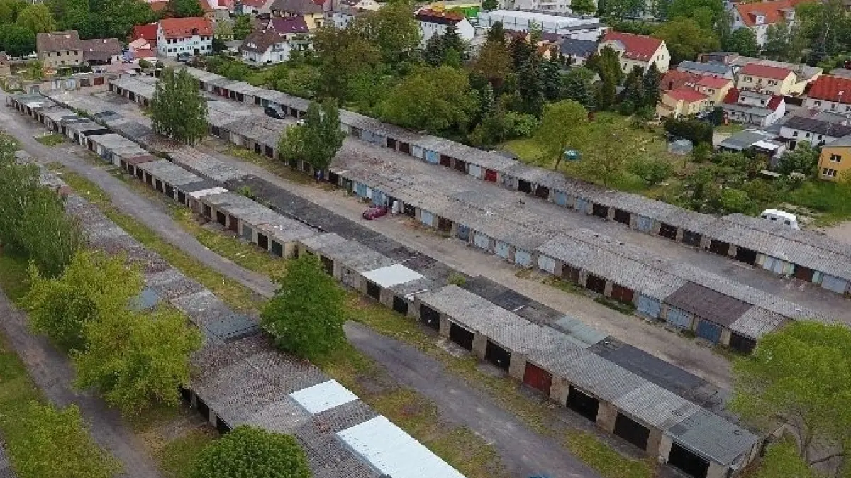 Garagenkomplex Hinterstraße in Seelow: Die Kreisstadt will das Areal ab 2022 für den Wohnungsneubau erschließen und befragt nun die Pächter zu ihren Garagen. Die Abrisskosten will die Stadt selbst übernehmen.
Seelow - Garagenkomplex