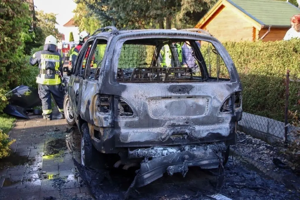 Nur noch verkohlter Schrott: Der Ford Galaxy wurde am Tag nach dem Brand abtransportiert.