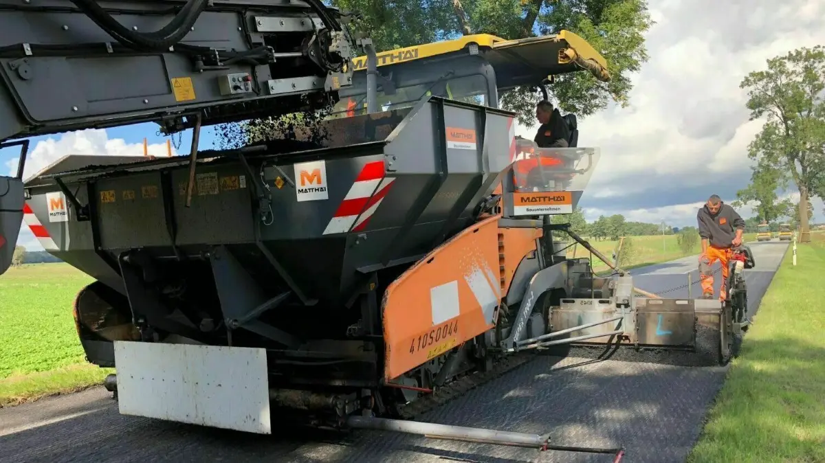 Mit großen Maschinen wurde 2020 der neue Belag auf der B 96 Richtung Löwenberg aufgebracht.
Bauarbeiten B96 Teschendorf 2020