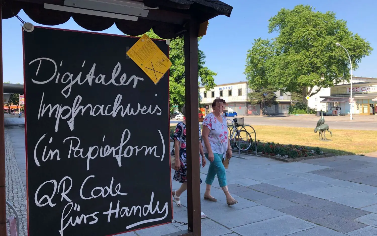 Auch in Eisenhüttenstadt zu haben: Hinweis auf den digitalen Impfausweis vor einer Apotheke