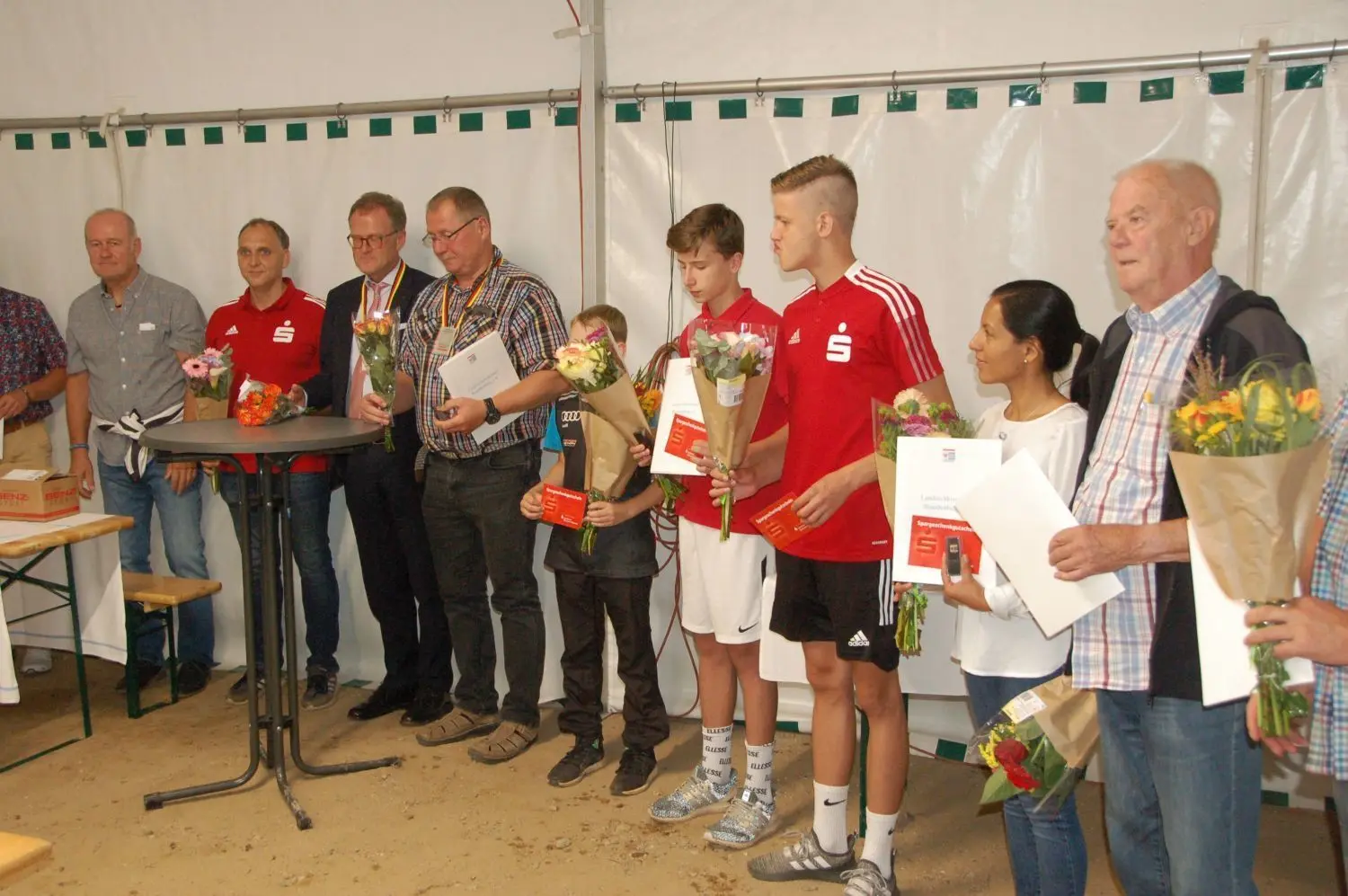 Fetsveranstaltung 20 Jahre Wintersportverein: Urkunden von Landesskiverband Brandenburg für Sportler und Kampfrichter.