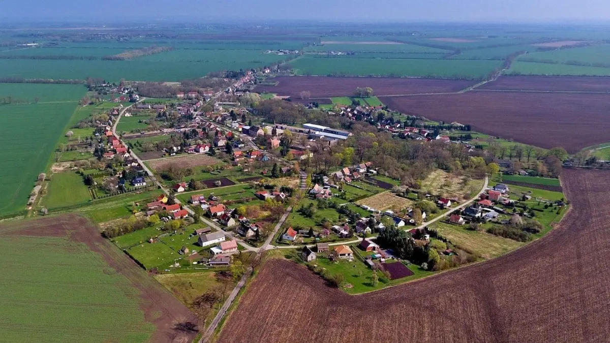 Umgeben von Feldern: Luftaufnahme von Sachsendorf von 2018. Der Ortsteil der Gemeinde Lindendorf ist bei Bauwilligen beliebt.
Luftaufnahme Sachsendorf von 2018.