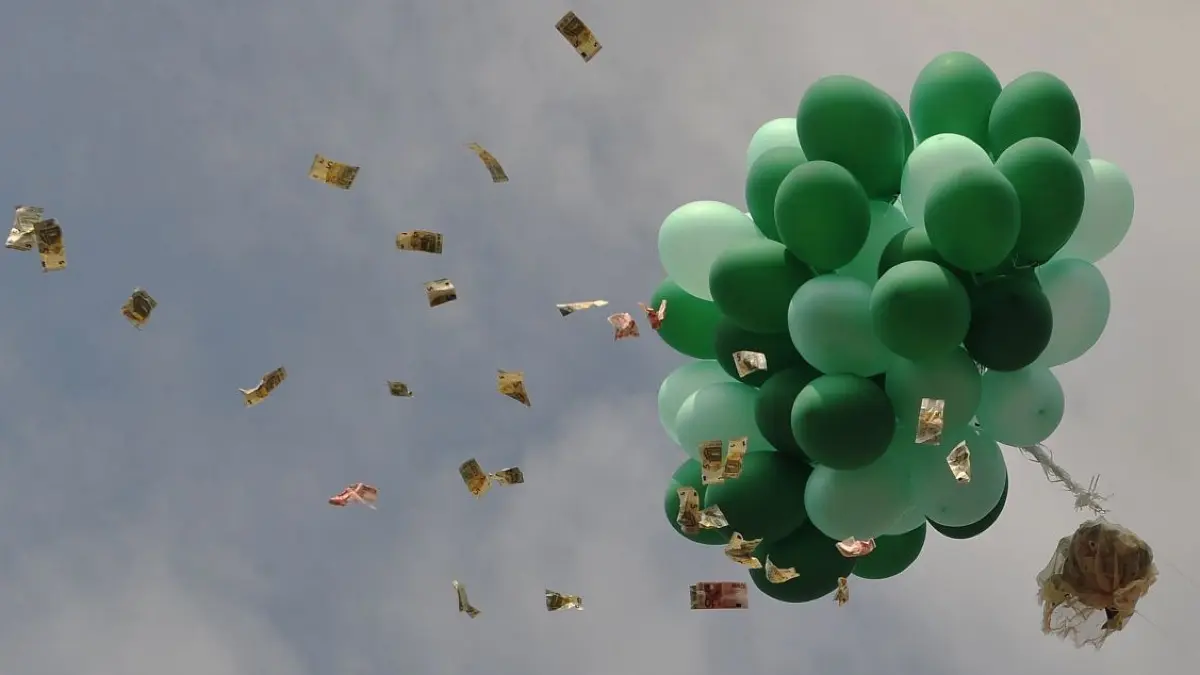 Dass Geld nicht vom Himmel fällt, dürften die meisten Deutschen wissen. Doch geht es um konkretere Themen wie Anlagen oder Vorsorge, ist es um das finanzielle Wissen der meisten Bürger nicht gut bestellt.
ARCHIV - Geldscheine schweben am 06.09.2014 in Berlin vor dem Brandenburger Tor aus einem Sack, der an den Luftballons befestigt war, zu Boden. Der Geldregen ist eine Aktion der Bürgerbewegung "PEACE". Foto: Paul Zinken/dpa (Zu dpa "EZB-Direktor: Notenbank noch mit Spielraum - «Helikoptergeld»-Debatte" vom 21.03.2016) +++ dpa-Bildfunk +++