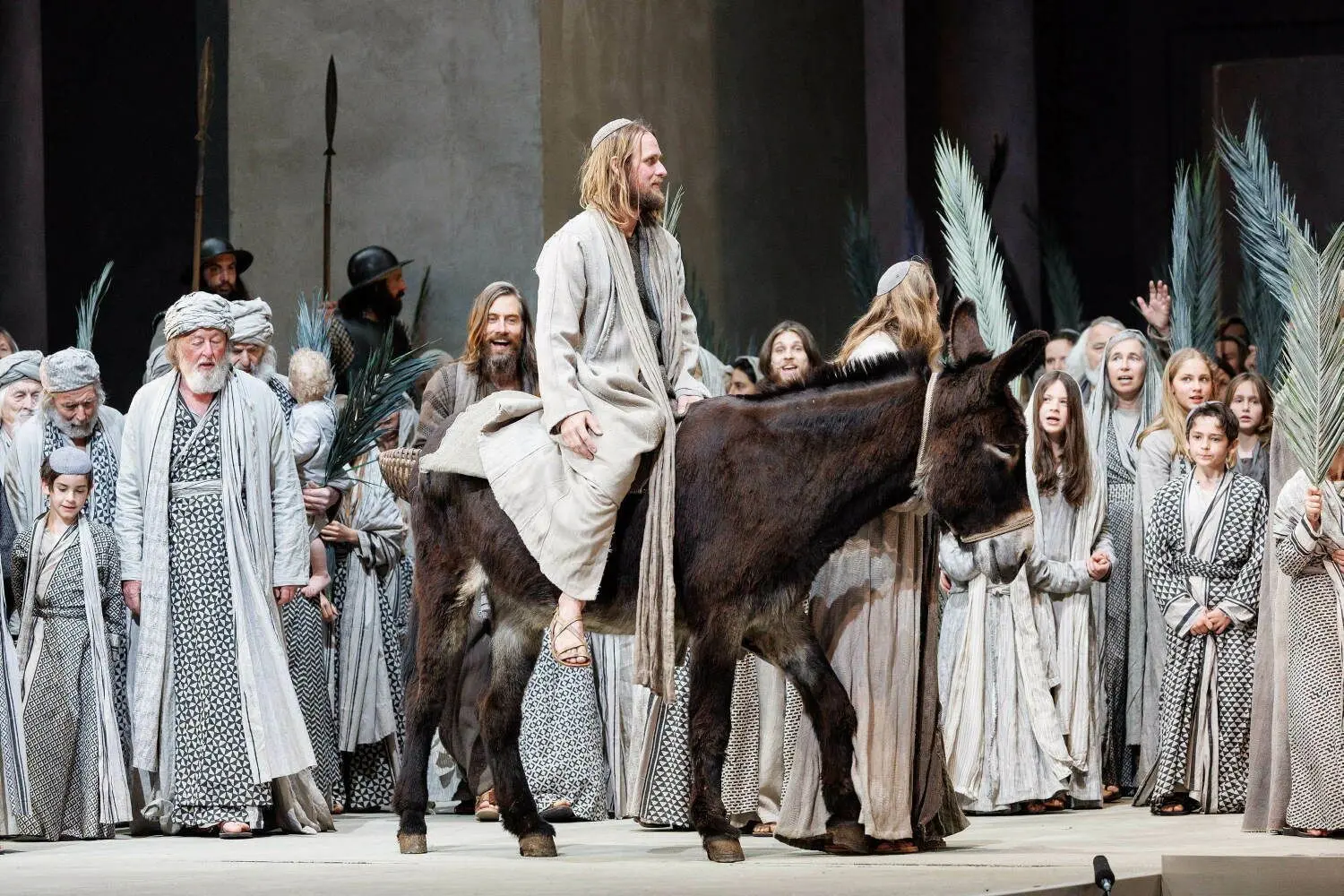 Zwei Jahre vergingen Corona-bedingt, bis Jesus doch noch in Jerusalem einziehen konnte.⇥
