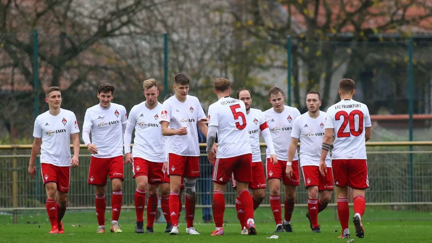 Vorletztes Tor in 2021: Der 1. FC Frankfurt (Oder) erzielte soeben das 0:2 beim SV Altlüdersdorf. Maik Frühauf (Zweiter von links) hatte am 20. November getroffen. Bis auf Keeper Julian Simon kamen alle Mitspieler zum Schützen. Zum letzten Mal eingenetzt in diesem Jahr hat jedoch Sebastian Lawrenz (Nummer 5) mit einem Geniestreich aus 50 Metern Entfernung - 90. Minute zum 1:3-Endstand.