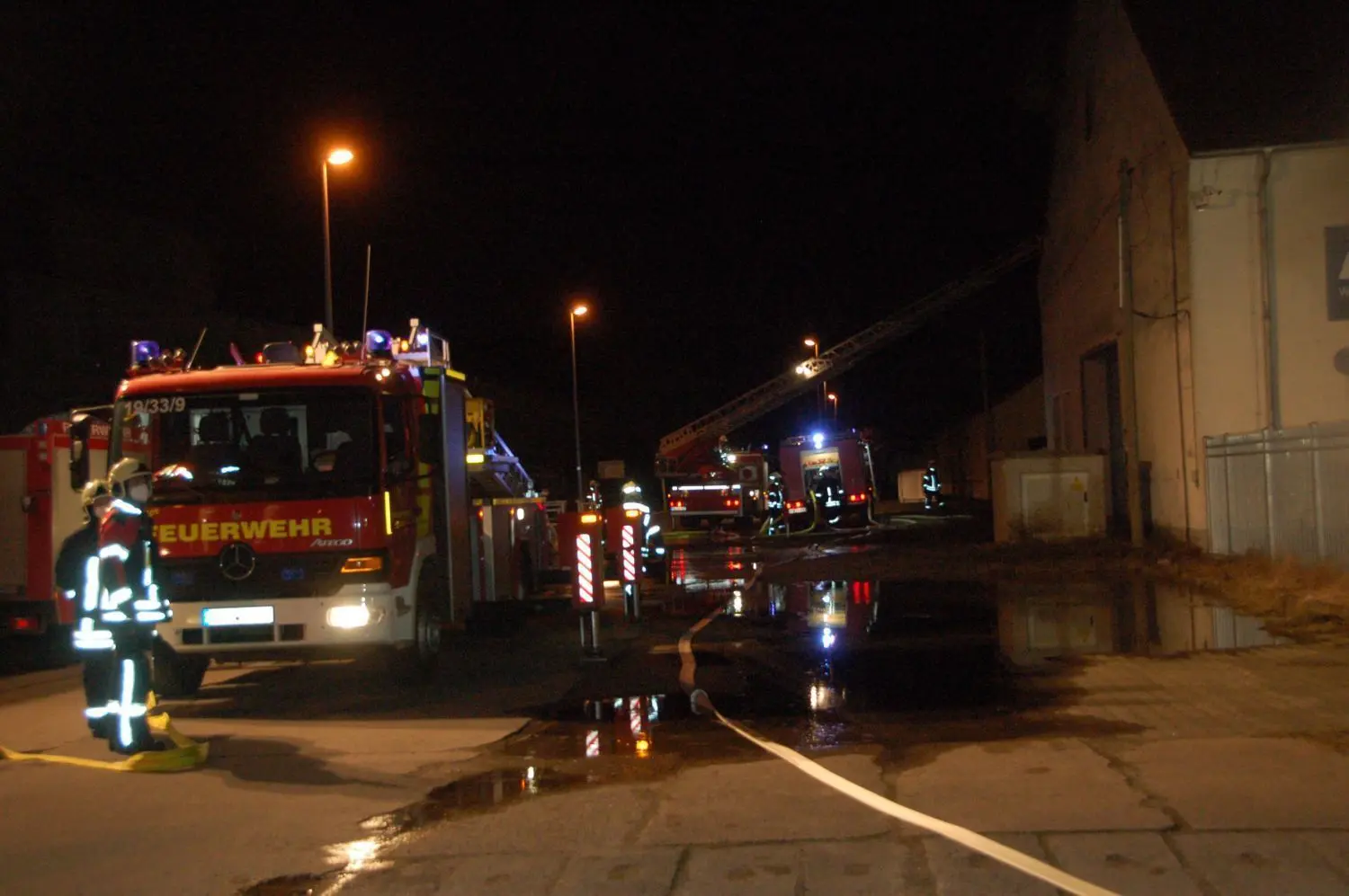 Großeinsatz: 70 Feuerwehrleute bekämpften am 7. Februar den Brand in der Altpapierhalle von Alba.