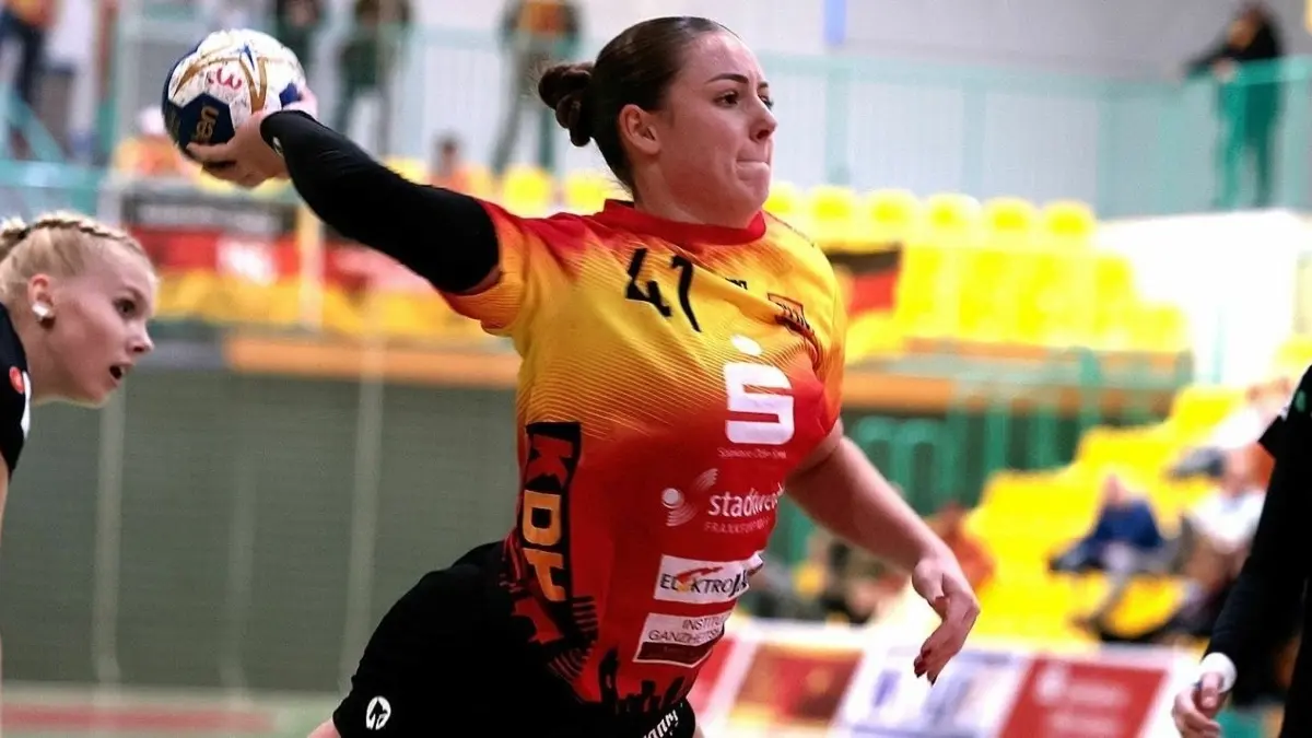 Dajana Schnabel vom Frankfurter HC war beim 31:31 gegen den SV Henstedt-Ulzbug in der 3. Handball-Liga mit neun Treffern erfolgreichste Torschützin.
Dajana Schnabel vom Franfurter HC war beim 31:31 gegen den SV Henstedt-Ulzbug in der 3. Handball-Liga mit neun Treffern erfolgreichste Torschützin.
