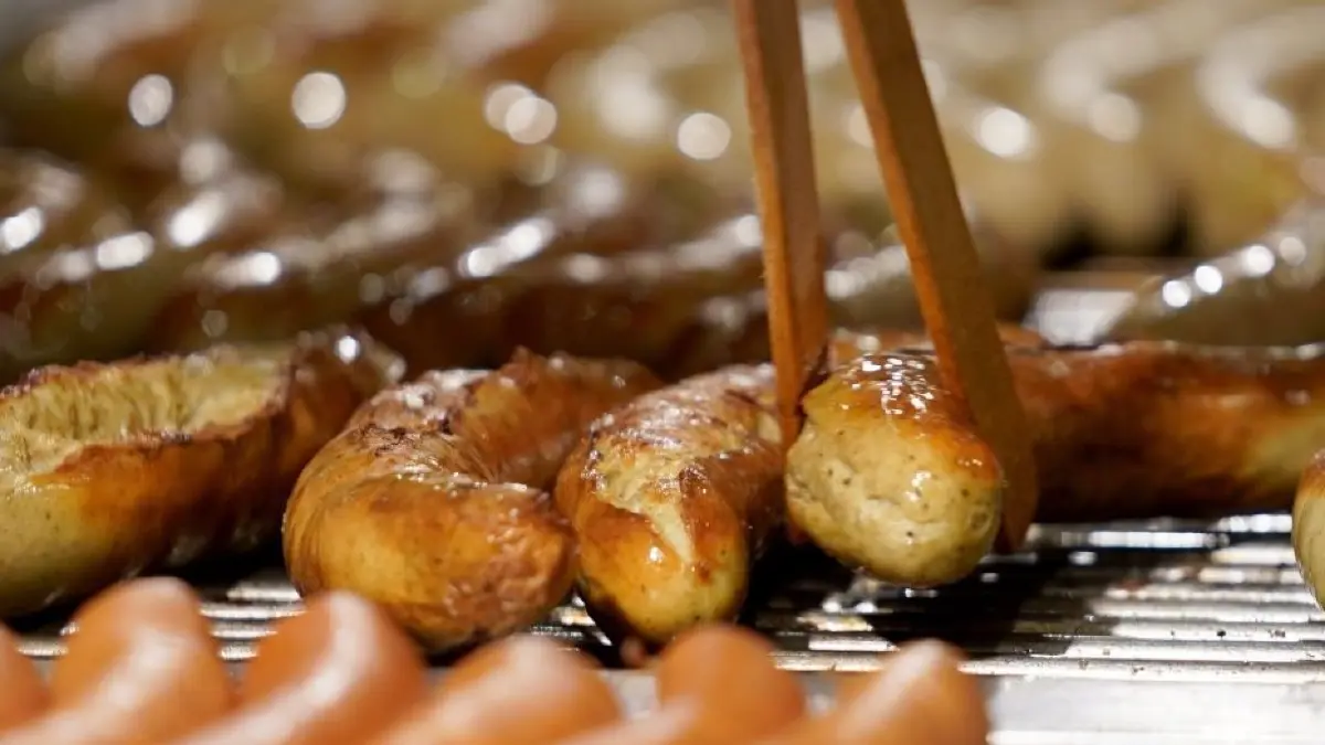 Bratwürste werden auf einem Grill zubereitet. In Eisenhüttenstadt wird es kurz vor Weihnachten ganz besondere Bratwürste geben – für sechs Stunden.
Bratwürste werden auf einem Grill zubereitet. Die Ernährungsgewohnheiten der Menschen in Deutschland haben einen großen Einfluss auf die Vielfalt aller Lebewesen – und das nicht nur hierzulande, sondern auch in weit entfernten Regionen. (zu dpa "WWF-Studie: Ernährungsstil hat Einfluß auf biologische Vielfalt")
Service
+++ dpa-Bildfunk +++
Aufnahmedatum
22.11.2021
Bildnachweis
picture alliance/dpa | Marcus Brandt
Besondere Hinweise