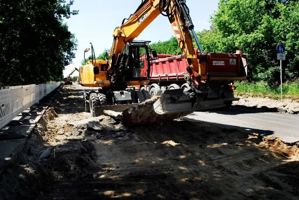 Stau durch Bau: An der Landesgrenze von Berlin zu Brandenburg wird noch bis Anfang September gebuddelt.Die Arbeiten dienen dem für 2020 geplanten Ausbau der A114 in Pankow.