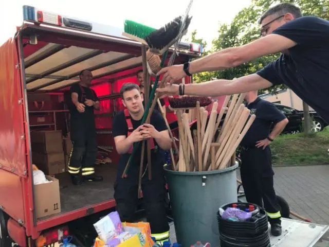 Fürs Großreinemachen nach der Flut: Die Besen, Schaufeln und Reinigungsmittel aus dem Oderland werden für den Kampf gegen die Schlamm-Massen im Ahr-Tal gebraucht.
