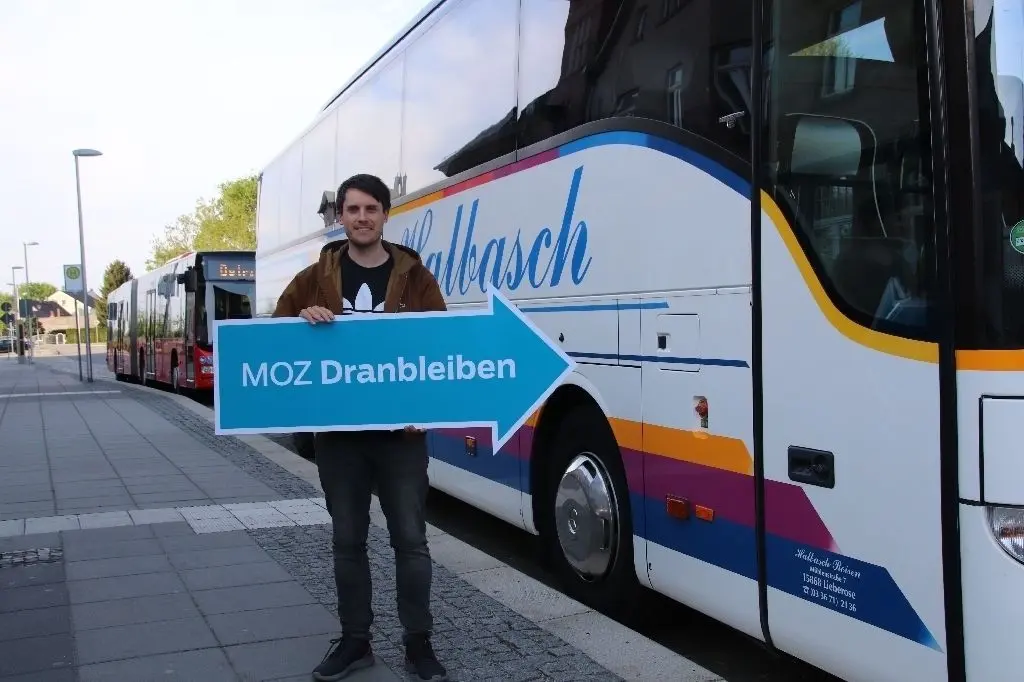 Übt sich in Geduld: Kristof Schulze fährt jeden Tag von Berlin nach Eisenhüttenstadt. Hier hat der 35-jährige Berliner eine Praxis für Psychotherapie. Aufgrund des Schienenersatzverkehrs ist er derzeit noch ein bisschen länger unterwegs.Fotos(2): Patrizia Czajor