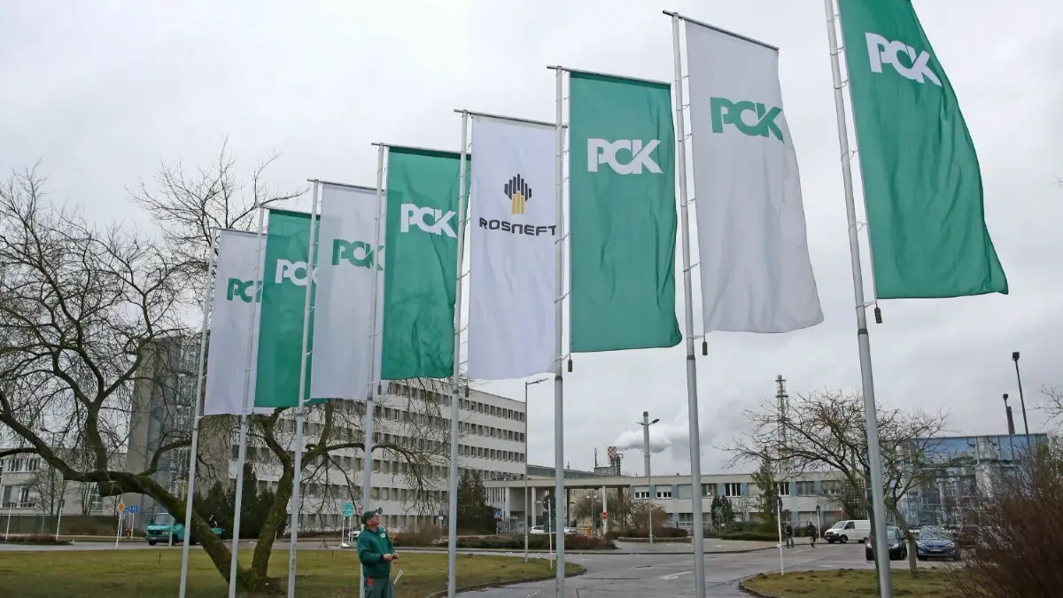 In russischer Hand: Seit 2017 ist der russische Staatskonzern Rosneft über seine Tochter Rosneft Deutschland Mehrheitsgesellschafter der PCK Schwedt. Rosneft hält aktuell 54 Prozent an der Raffinerie. Der Kauf weiterer Anteile von Shell ist beantragt, aber noch nicht genehmigt.
Schwedt, 03.01.2017: Peter Klaproth hisst die Rosneftfahne am PCK