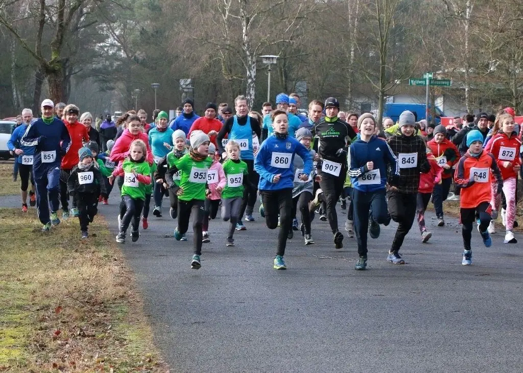 Start zum vierten Stadtmeisterschaftslauf: Elanvoll beginnen unter anderem auch die grün behemdeten Beeskower Liselotte Briesenick (Erste in der W 6/Nummer 954), Hugo Briesenick (2. M 10/Nummer 953) und Kaena Sawade (2. W 8/Nummer 952).