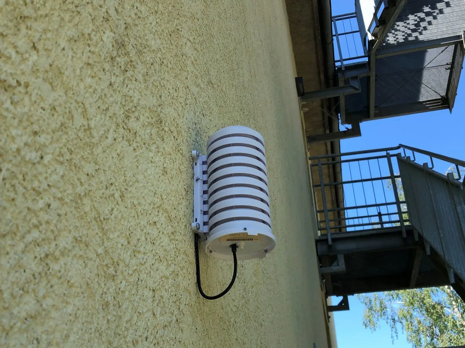 Ende Februar 2021 installiert: die Luftgütemessstation am Löcknitzcampus in Grünheide. Sie hängt am Nordgiebel der Gerhart-Hauptmann-Grundschule in 2,5 Metern Höhe.