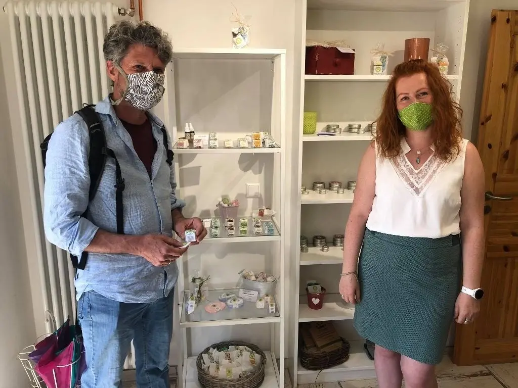 Der bündnisgrüne Landtagsabgeordnete Thomas von Gizycki besucht in dieser Woche die Seifenmanufaktur "SauberKunst" in Groß Kreutz. Gründerin Annett Förster präsentierte wie vielfältig vegane Seife und Kosmetik sein können.