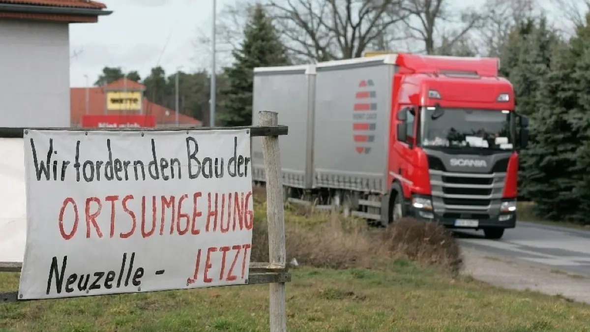 An der Strecke für die geplante Ortsumgehung Neuzelle-Eisenhüttenstadt werden demnächst Amphibien gezählt. Danach könnte der Ausbau starten.
04. Maerz 2019 Forderung nach der Ortsumgehung Neuzelle an der Ortsdurchfahrt B112 Hoehe Slawengrund in Neuzelle.