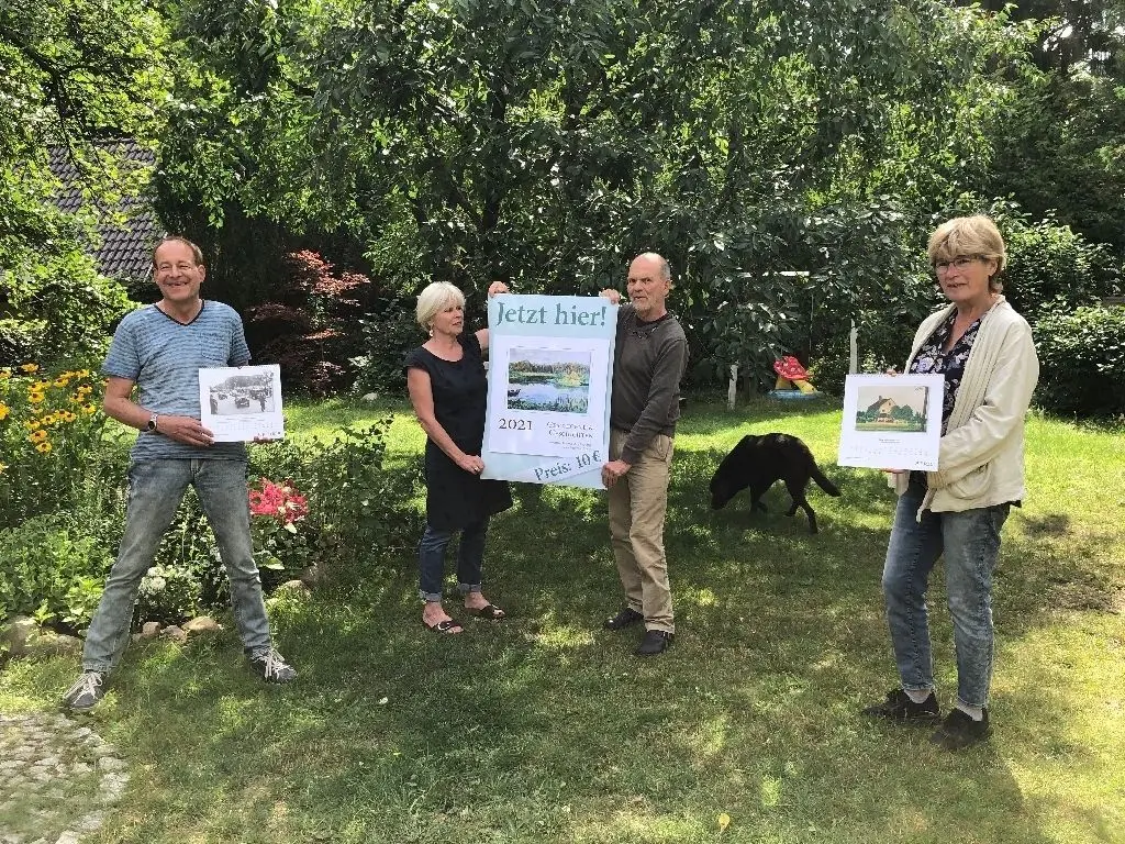 Das Werk ist fertig: Matthias Salchow, Nora Döring, Volker Döring und Elke Ahrens (von links) werben für den Kalender 2021. In einer Auflage von 800 Stück erschienen, kostet das Stück zehn Euro.