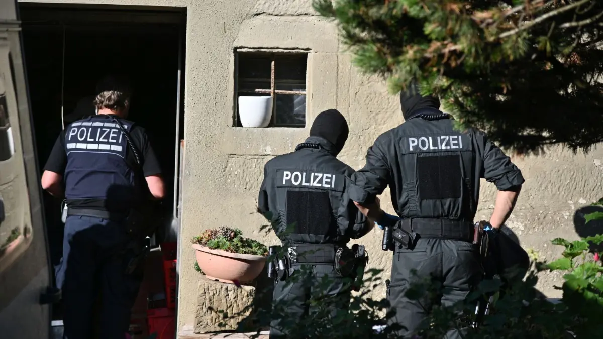 Einsatzkräfte der Polizei durchsuchen in Hesselbronn (Hohenlohekreis) ein Objekt.
27.09.2023, Baden-Württemberg, Hesselbronn: Einsatzkräfte der Polizei durchsuchen ein Objekt. Bundesinnenministerin Faeser (SPD) hat eine weitere rechtsextremistische Vereinigung verboten. Einsatzkräfte der Polizei durchsuchten am Mittwochmorgen 26 Wohnungen von 39 Mitgliedern sowie Räume des Vereins «Die Artgemeinschaft - Germanische Glaubens-Gemeinschaft wesensgemäßer Lebensgestaltung» in zwölf Bundesländern, wie das Innenministerium in Berlin mitteilte. (zu dpa "Razzien gegen völkische Siedler - Faeser verbietet «Artgemeinschaft»") Foto: Jan-Philipp Strobel/dpa +++ dpa-Bildfunk +++