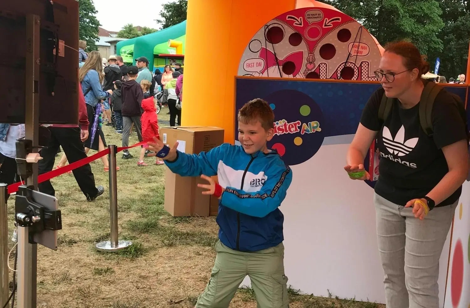 Seltsame Verrenkungen gefragt: Arthur Birkner (9) und seine Mama Carolin aus Fürstenwalde beim Air Twister auf der Spreewiese