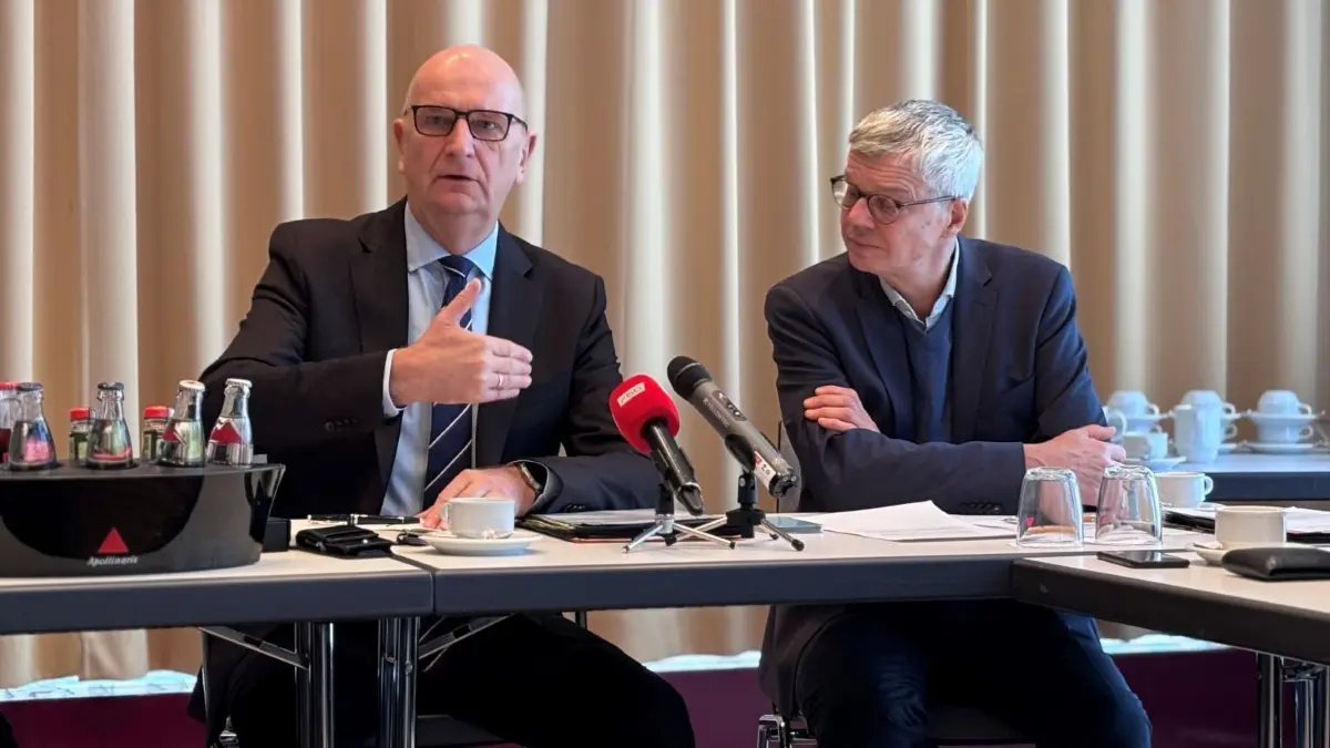 „Mit mir ist die SPD in Brandenburg gut aufgestellt.“ Dietmar Woidke am Freitag (5. Januar) mit Regierungssprecher Florian Engels in Potsdam.