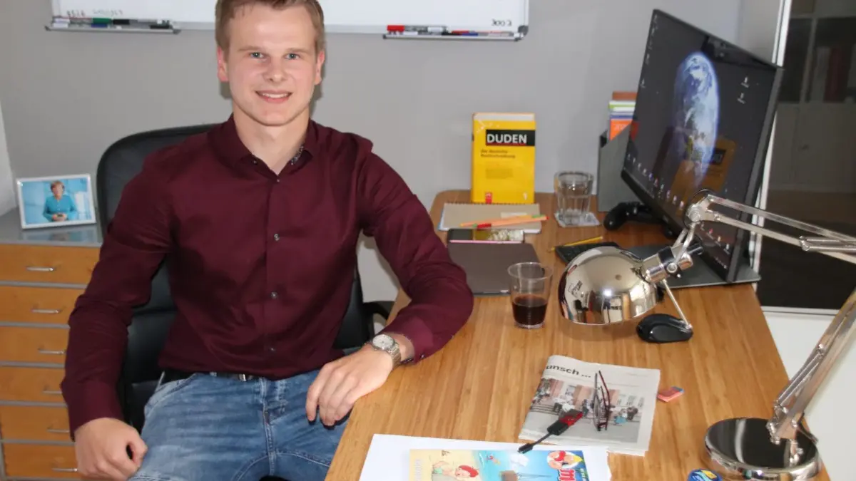 Schafft als erster Eisenhüttenstädter Gesamtschüler ein Abitur mit 1,0: Jannes Tzschapke an seinem Schreibtisch zu Hause. Nach einem einjährigen Sozialdienst will der 19-Jährige ein Medizin-Studium aufnehmen.
Jannis Tzschapke, 1,0 Abiturient von der Eisenhüttenstädter Gesamtschule 3