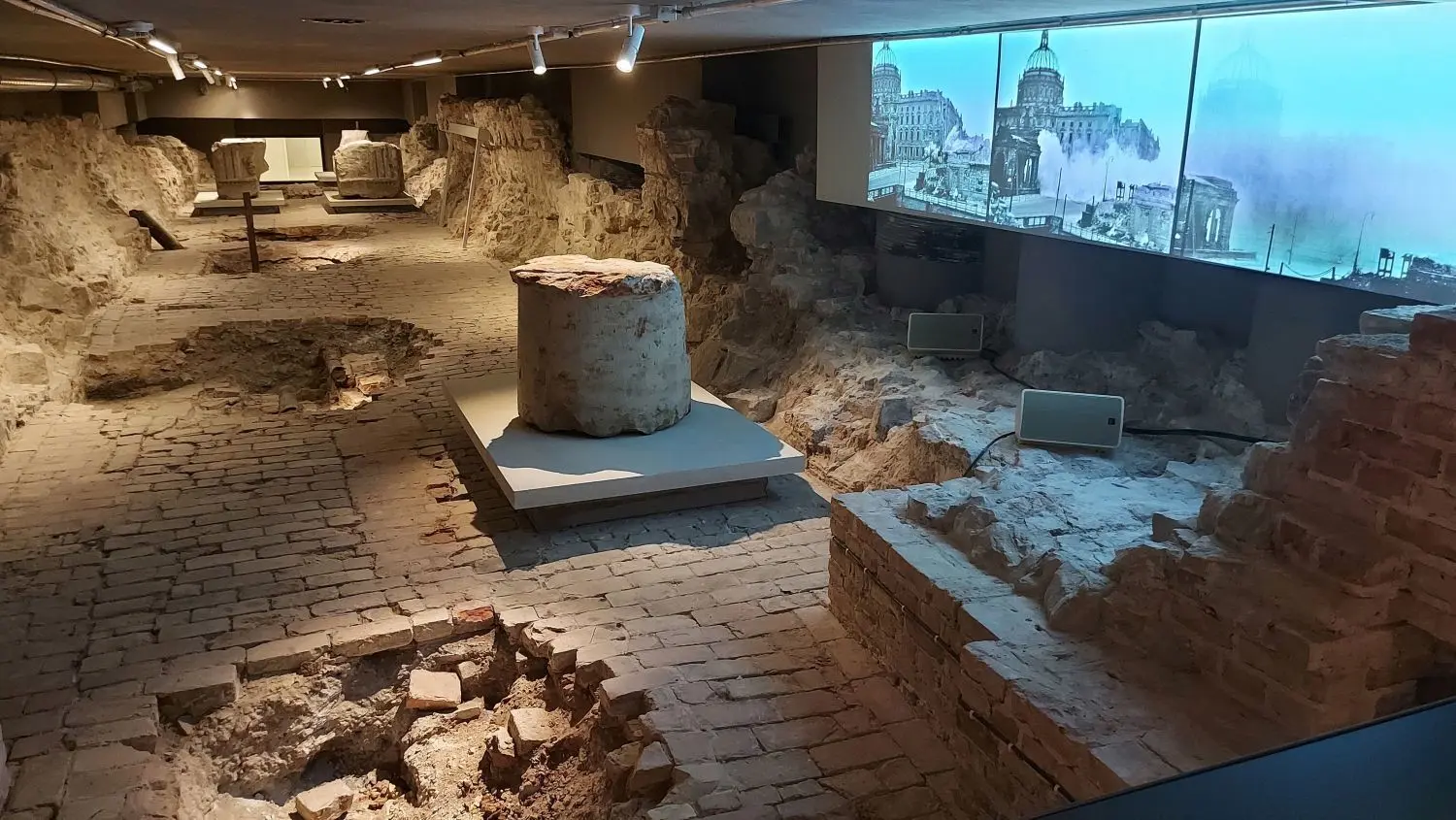 Einprägsames Bild: Die Krater im Boden (links) stammen von der Sprengung des Stadtschlosses im Jahre 1950.