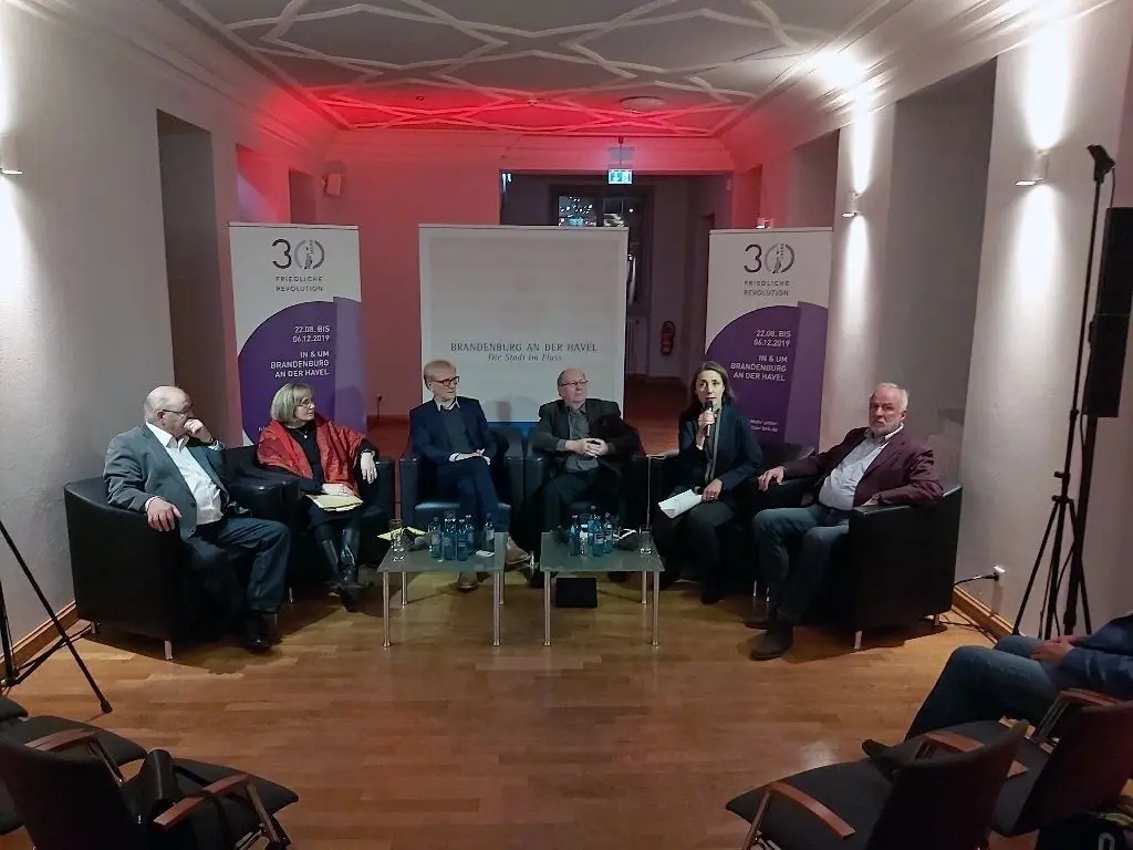 Norbert Langerwisch, Cornelia Radeke-Engst, Bertram Althausen, Manfred Otto, Moderationin Dr. Ellen Ueberschär und Dr. Helmut Schliesing (v.l.) erinnerten in einer Podiumsdiskussion an die Runden Tische nach dem Mauerfall.