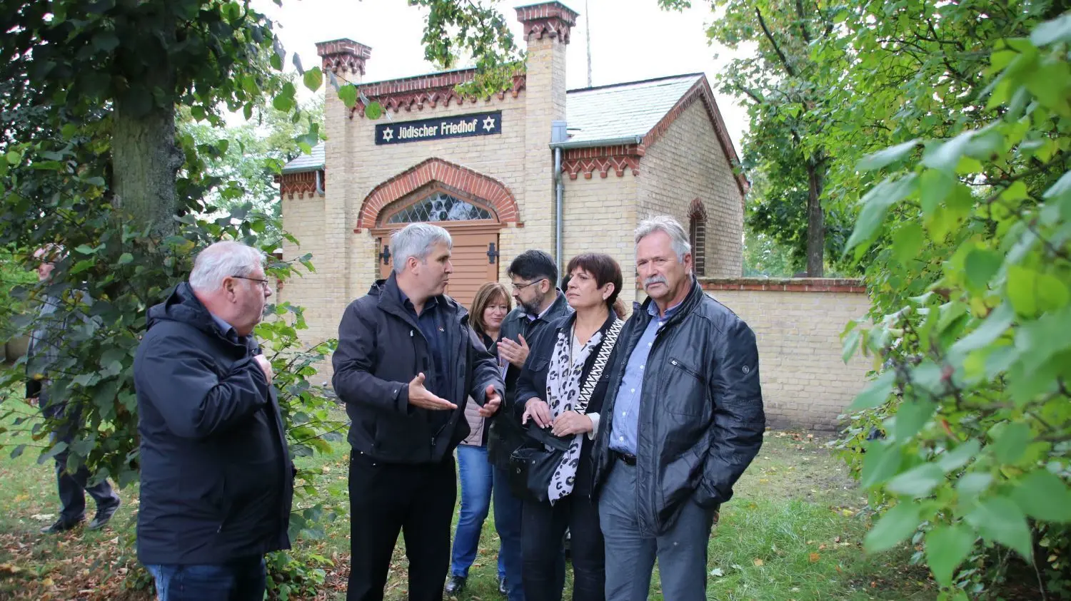Während einer Stadtrundfahrt wurde auch der Jüdische Friedhof in Oranienburg besucht.