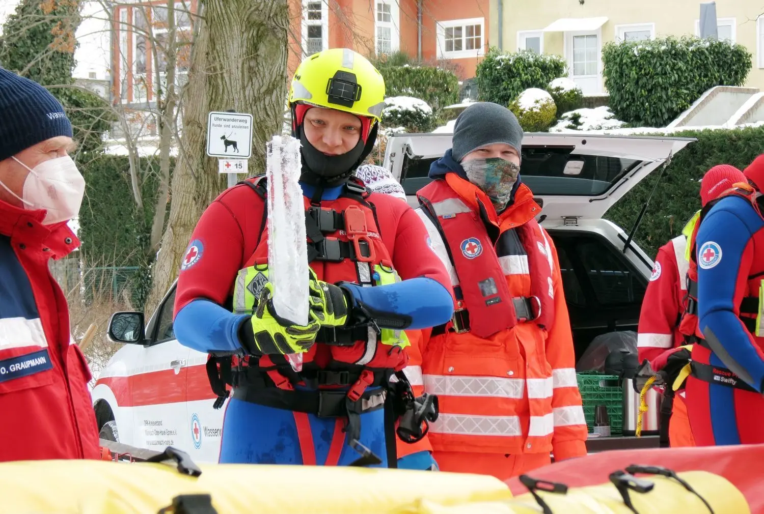 Nur knapp zehn Zentimeter dick ist das Eis des Straussees trotz des seit vielen Tagen herrschenden strengen Frostes. Es zu betreten ist leichtsinnig.