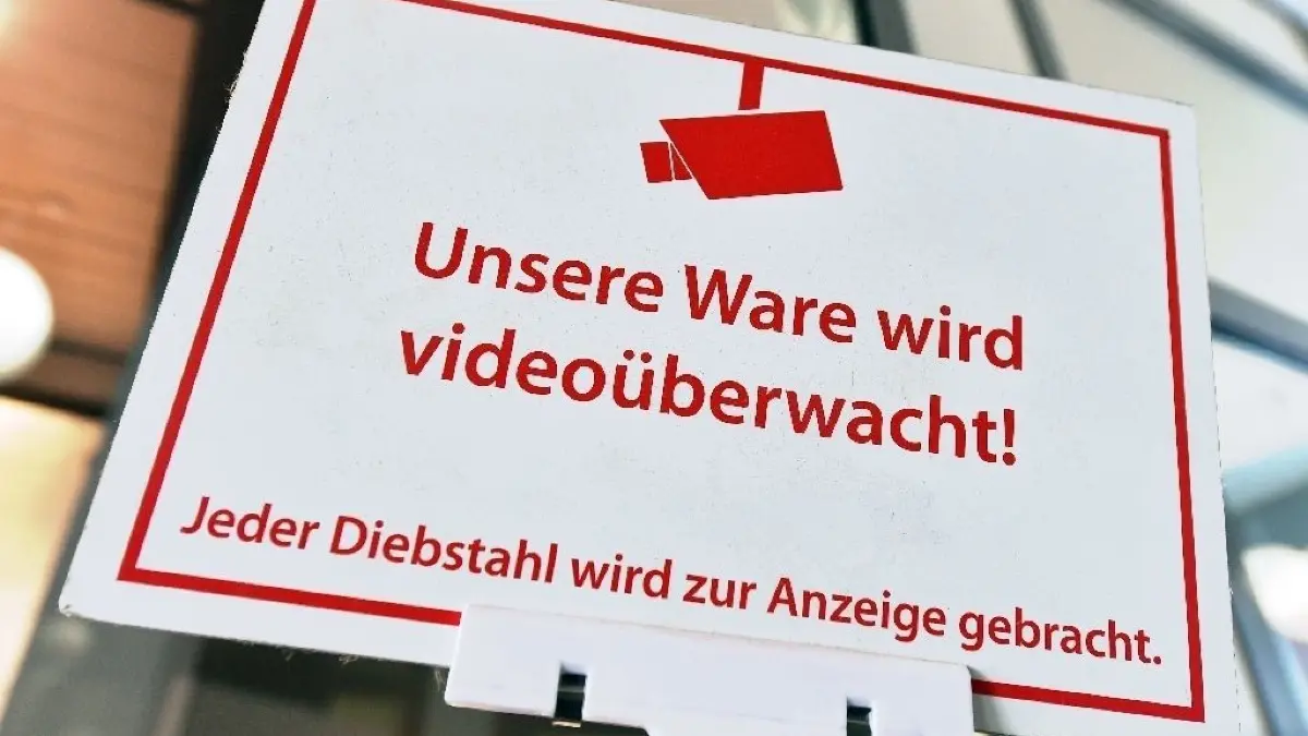 Symbolfoto Ladendiebstahl
Ein Schild mit der Aufschrift "Unsere Ware ist videoüberwacht! Jeder Diebstahl wird zur Anzeige gebracht." ist am 20.05.2016 in Erfurt (Thüringen) in einem Bekleidungsgeschäft zu sehen. In Thüringen wurden wieder mehr Ladendiebstähle registriert. Dem Landeskriminalamt zufolge wurden im vergangenen Jahr 8877 Fälle erfasst. Das sind rund 500 mehr als im Vorjahr. Der entstandene Schaden wird auf rund 532.000 Euro beziffert. Foto: Martin Schutt/dpa +++(c) dpa - Bildfunk+++ | Verwendung weltweit