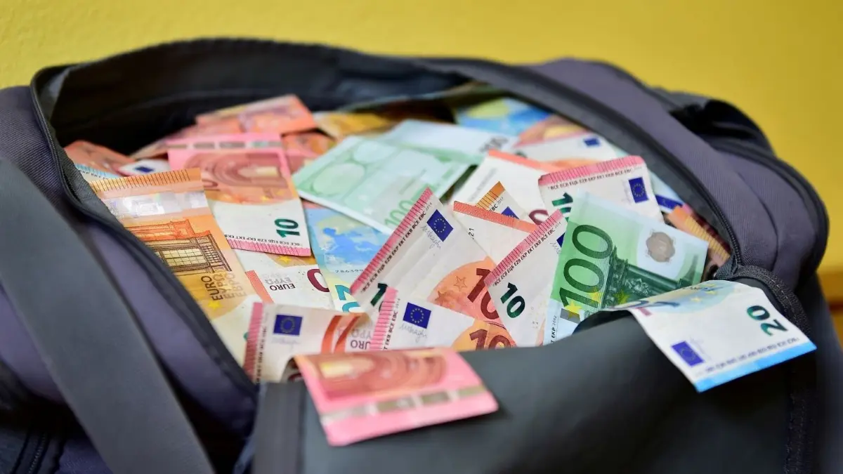 Geerbt oder geklaut? Wer in Brandenburg mit einer Tasche voller Geld erwischt wird, steht unter Rechtfertigungsdruck. (Symbolbild)
15.07.2018 --- Fussball Amateurfussball --- Saison 2018 2019 --- Special Feature Impression Symbolbild Symbolfoto --- Thema Geld Transfersummen Gehälter im Amateurfussball --- Foto: Sport-/Pressefoto Wolfgang Zink / OGo --- reines Symbolbild ohne Bezug zu einem bestimmten Verein - Tasche Koffer voll Bargeld - Bargeld Geld Geldschein Schwarzgeld Korruption Amateure Amateurfussball Fussball Handgeld Geldtasche Geldkoffer