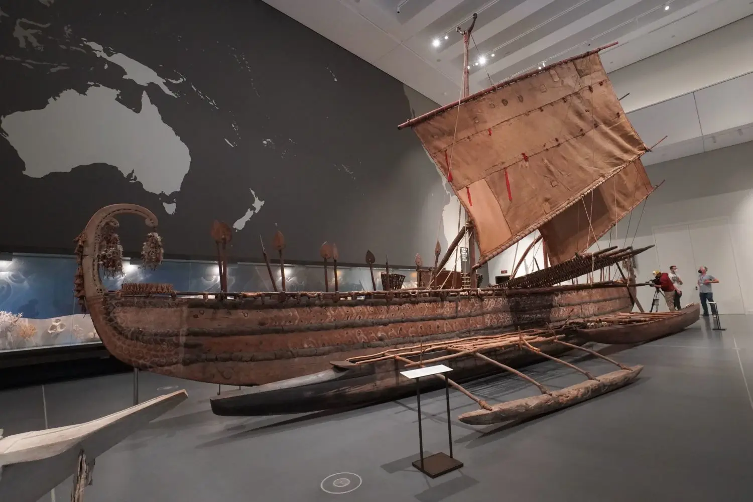 Ein Hochsee-Segelboot aus dem Jahr 1895 von der Insel Luf ist im Humboldt Forum ausgestellt.