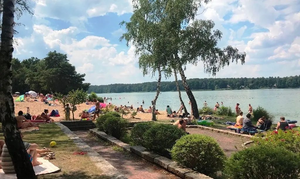 Gut besucht: Bei sommerlichem Wetter kommen die Badegäste gern an den Strand des Freibades, in dem es auch schattige Plätze gibt.