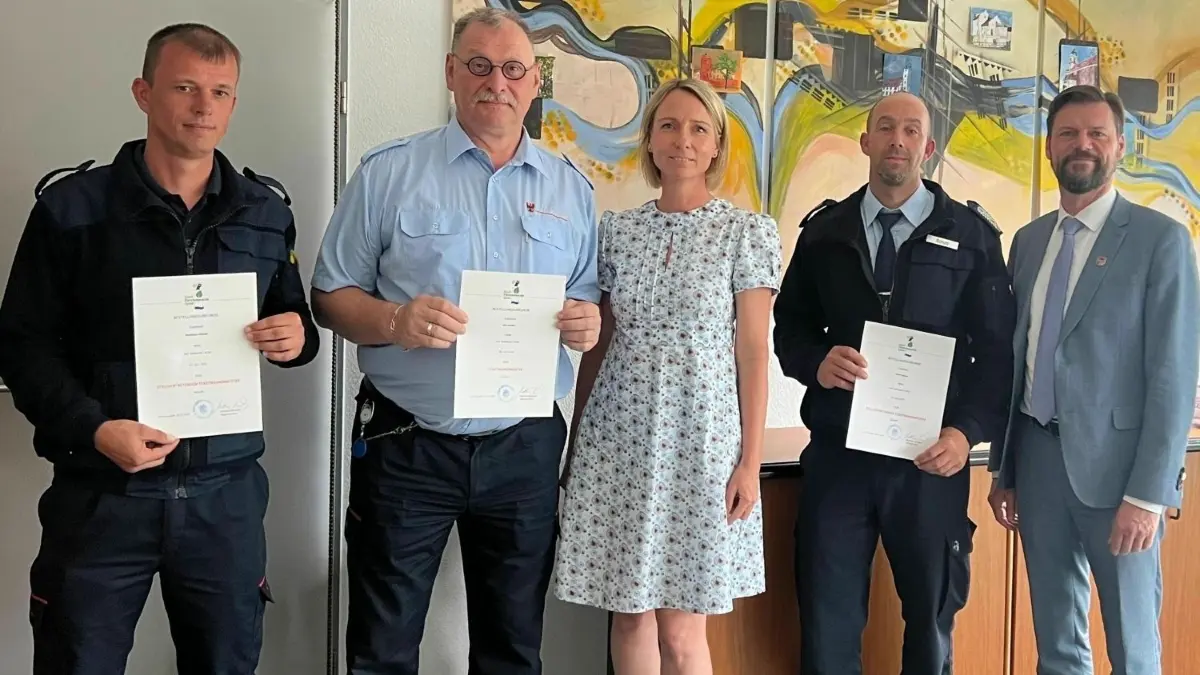 Ernennung des neuen Stadtbrandmeisters von Fürstenwalde und seiner Stellvertreter: Mathias Gädigk, Jörn Müller, Dezernentin Martina Banse-Hörnigk, René Schulz und Bürgermeister Matthias Rudolph (von links)
Ernennung des neuen Stadtbrandmeisters von Fürstenwalde und seiner Stellvertreter: Mathias Gädigk, Jörn Müller, Dezernentin Martina Banse-Hörnigk, René Schulz und Bürgermeister Matthias Rudolph (von links)