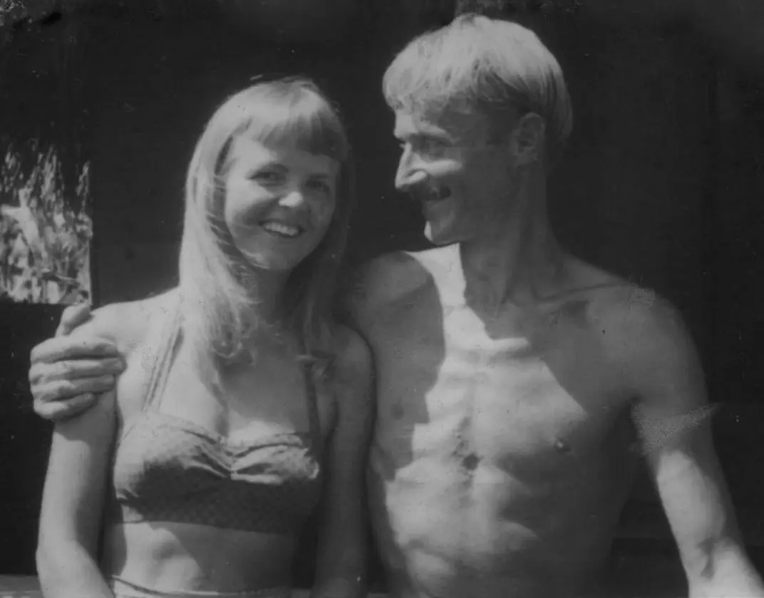Olof und seine Frau Karen in Costa Rica. Das Foto könnte 1956 nach seinem Schlaganfall entstanden sein, da in der Herzgegend eine Narbe zu sehen ist.