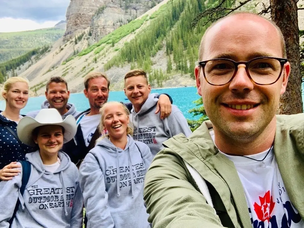 Die Mitglieder des Fanfarenzugs Strausberg genießen nach ihren Auftritten in Calgary die Landschaft Kanadas. Die beiden Autorinnen Alessa (l. vorn) und Aimee (r. vorn) haben Spaß mit ihren Freunden.